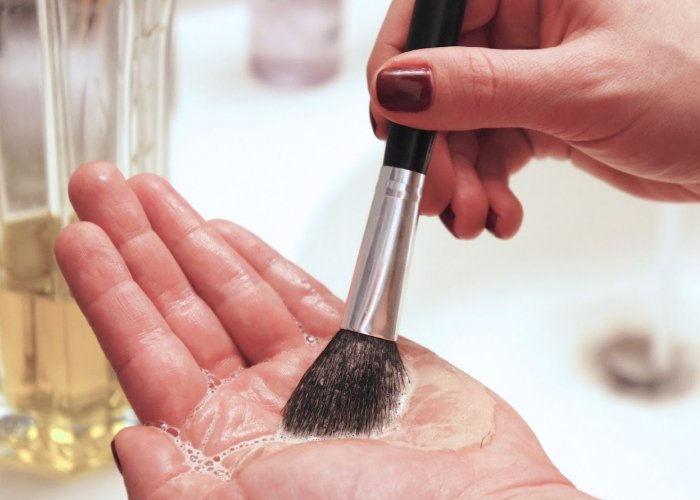 Como lavar pincéis de maquiagem do jeito certo