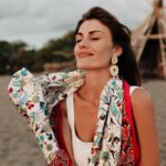Como usar lenço no look feminino de forma atual