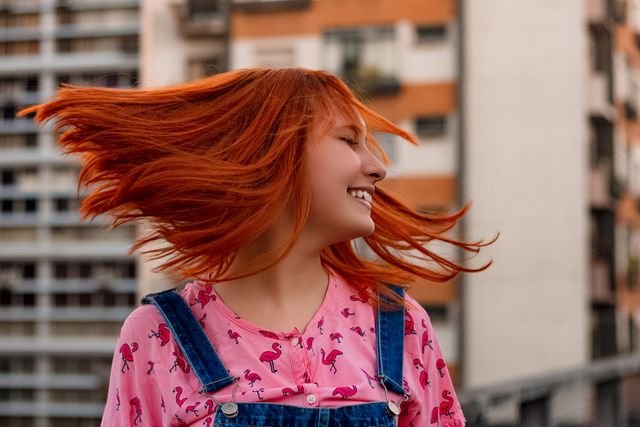 Como cuidar de cabelo tingido sem desbotar tão rápido