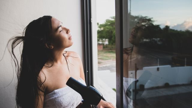 Como secar o cabelo sem aumentar o frizz depois